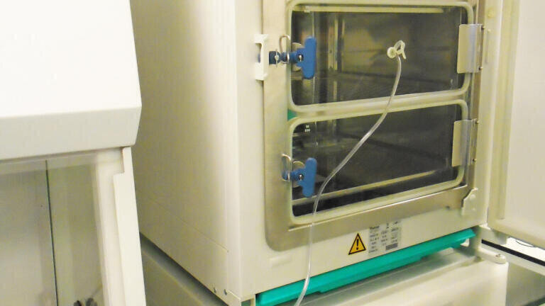 Geotech's G100 attached to an incubator